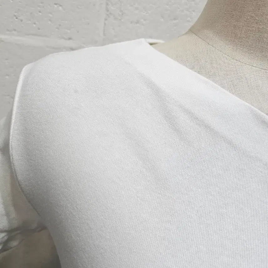 [BUNJANG] Off-Shoulder Crop Top - White / 한쪽어깨 오프숄더 크롭 무지 반팔- 화이트