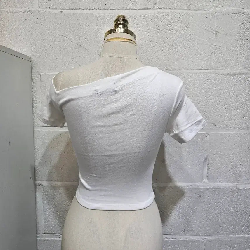 [BUNJANG] Off-Shoulder Crop Top - White / 한쪽어깨 오프숄더 크롭 무지 반팔- 화이트