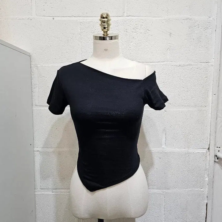 [BUNJANG] Off-Shoulder Crop Top - Black / 한쪽어깨 오프숄더 크롭 무지 반팔- 블랙