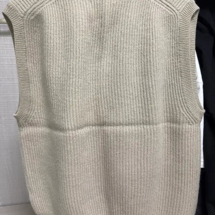 [BUNJANG] Thomas More Serge Knit Vest Ivory/Khaki / 토마스모어 세르쥬 니트 베스트 아이보리/카키