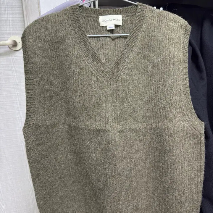 [BUNJANG] Thomas More Serge Knit Vest Ivory/Khaki / 토마스모어 세르쥬 니트 베스트 아이보리/카키