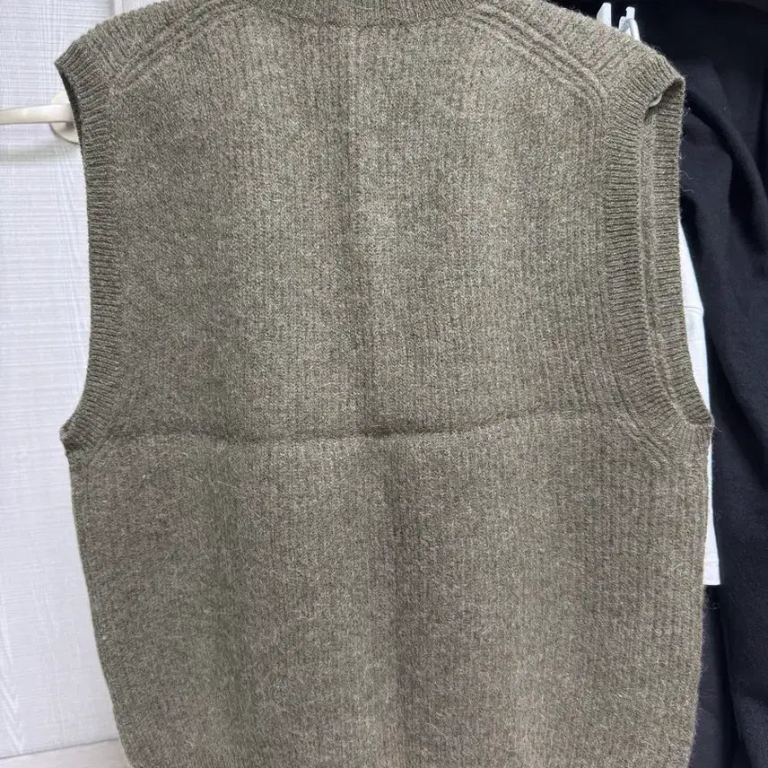 [BUNJANG] Thomas More Serge Knit Vest Ivory/Khaki / 토마스모어 세르쥬 니트 베스트 아이보리/카키