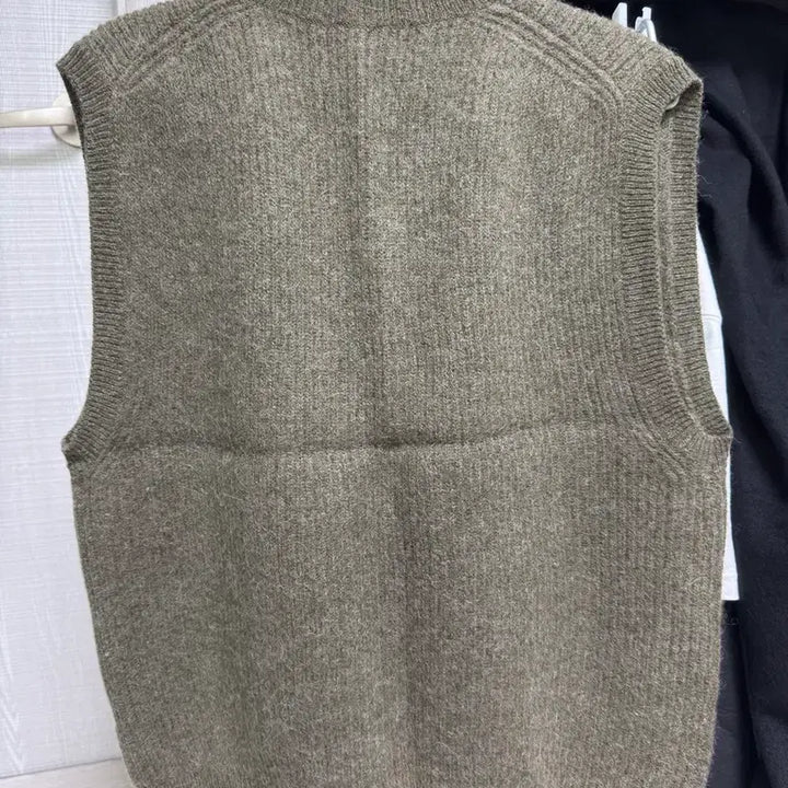 [BUNJANG] Thomas More Serge Knit Vest Ivory/Khaki / 토마스모어 세르쥬 니트 베스트 아이보리/카키