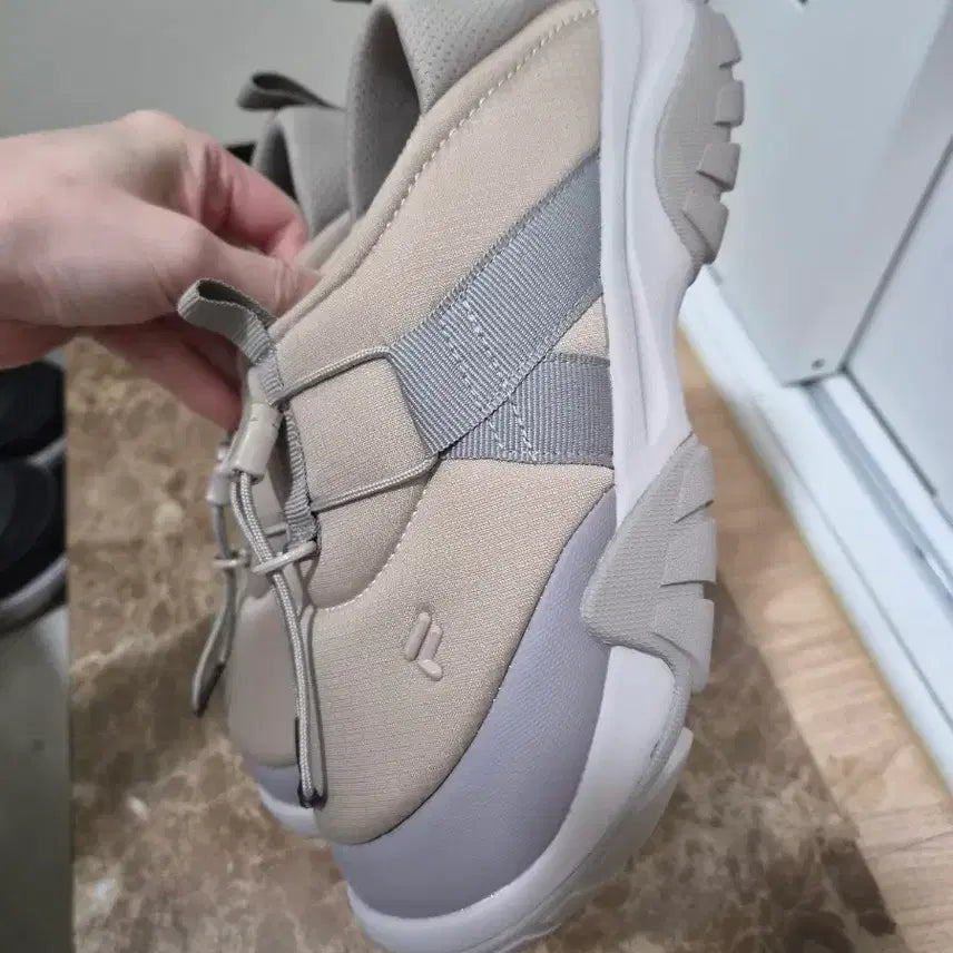 [BUNJANG] Fila Puffer Slip-on V2 Beige Shoes / 새상품 휠라 푸퍼 슬립온 V2  1XM02359G 베이지 230