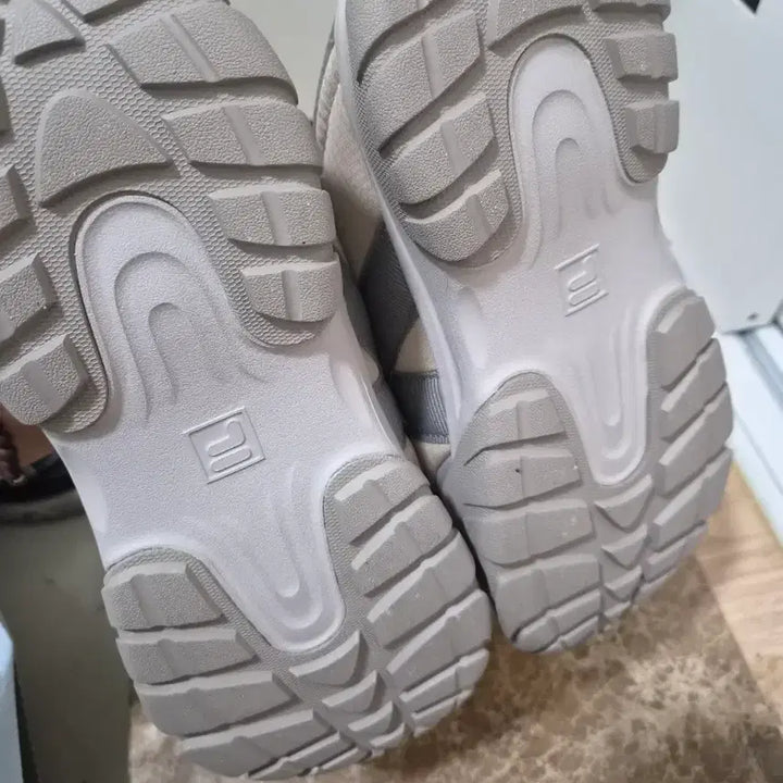 [BUNJANG] Fila Puffer Slip-on V2 Beige Shoes / 새상품 휠라 푸퍼 슬립온 V2  1XM02359G 베이지 230