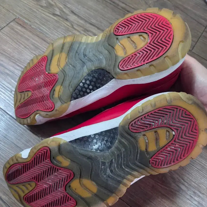 [BUNJANG] Air Jordan 11 Retro Red Basketball Shoes / 에어 조던 11 레트로 레드 농구화 270