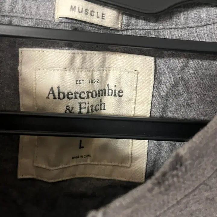 [BUNJANG] Abercrombie &amp; Fitch Spell Logo T-Shirt - Gray [L] / 아베크롬비 A&amp;F 스펠로고 티셔츠 그레이 [L]