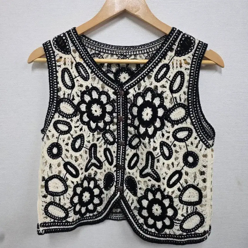 [SOLD OUT] 크로셰 뜨개 꽃무늬 조끼 블랙/아이보리