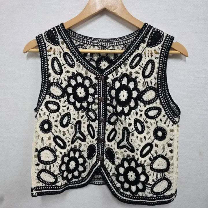 [SOLD OUT] 크로셰 뜨개 꽃무늬 조끼 블랙/아이보리