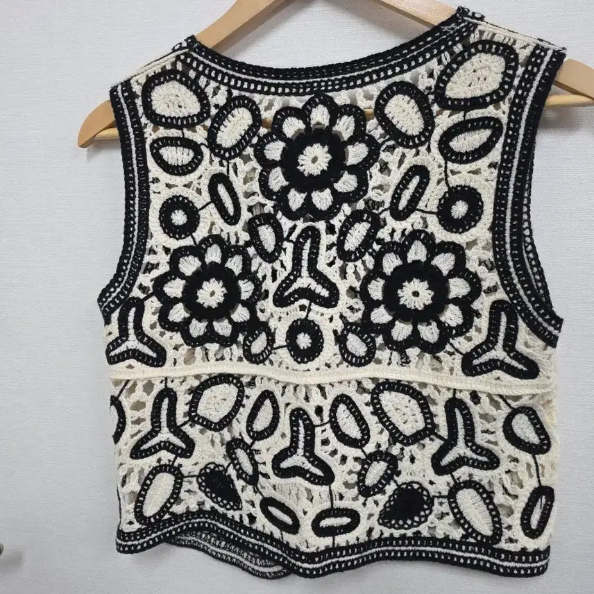 [SOLD OUT] 크로셰 뜨개 꽃무늬 조끼 블랙/아이보리