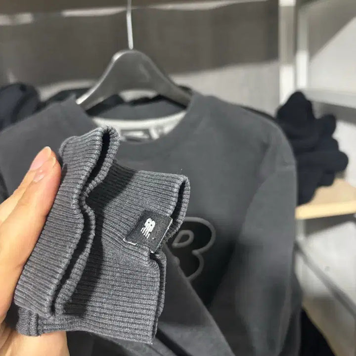 [SOLD OUT] 뉴발란스 맨투맨 티셔츠 블랙[여성90]