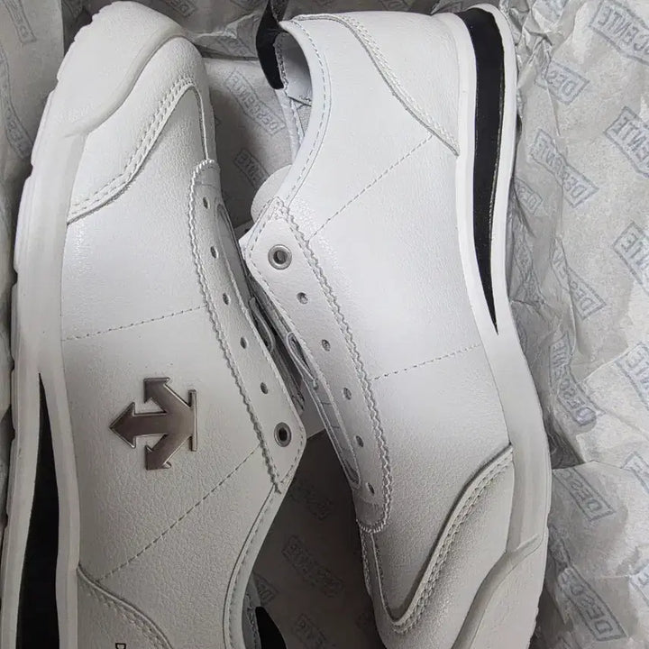 [BUNJANG] Descente White Sneakers 240 / 데상트 화이트 스니커즈 새상품 240