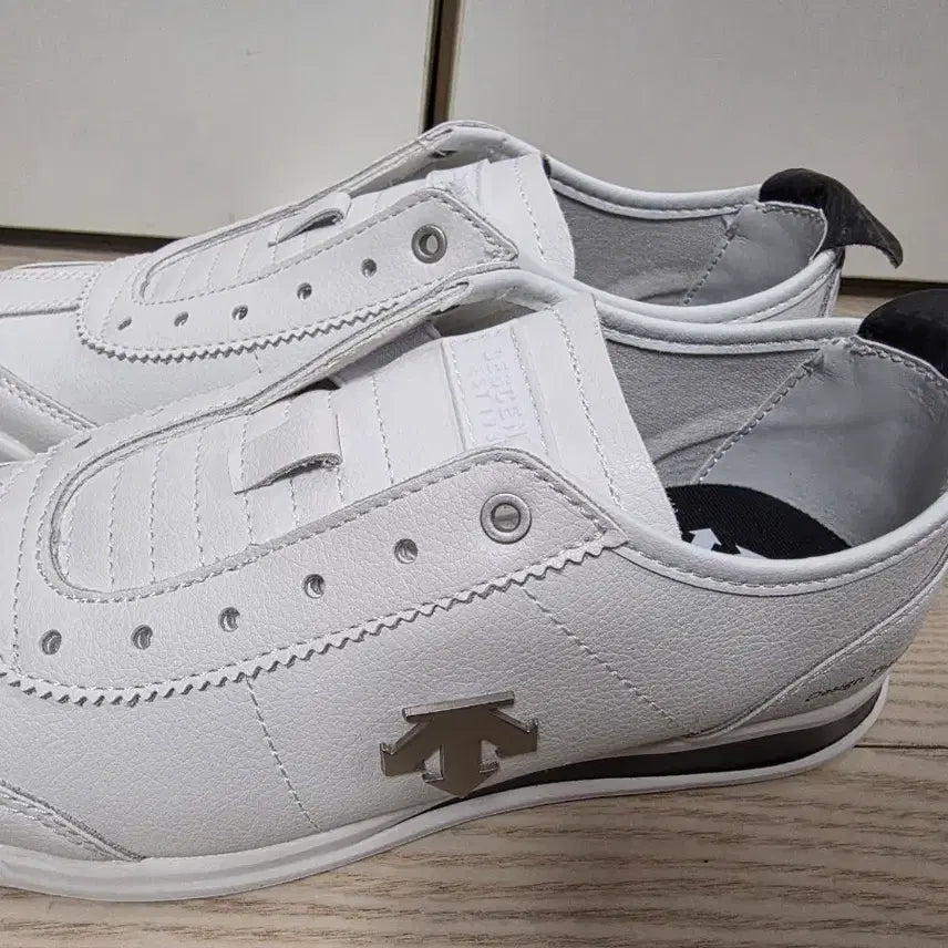 [BUNJANG] Descente White Sneakers 240 / 데상트 화이트 스니커즈 새상품 240