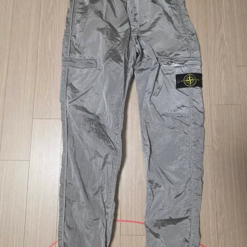 [SOLD OUT] 스톤아일랜드 나일론 메탈 조거 팬츠
