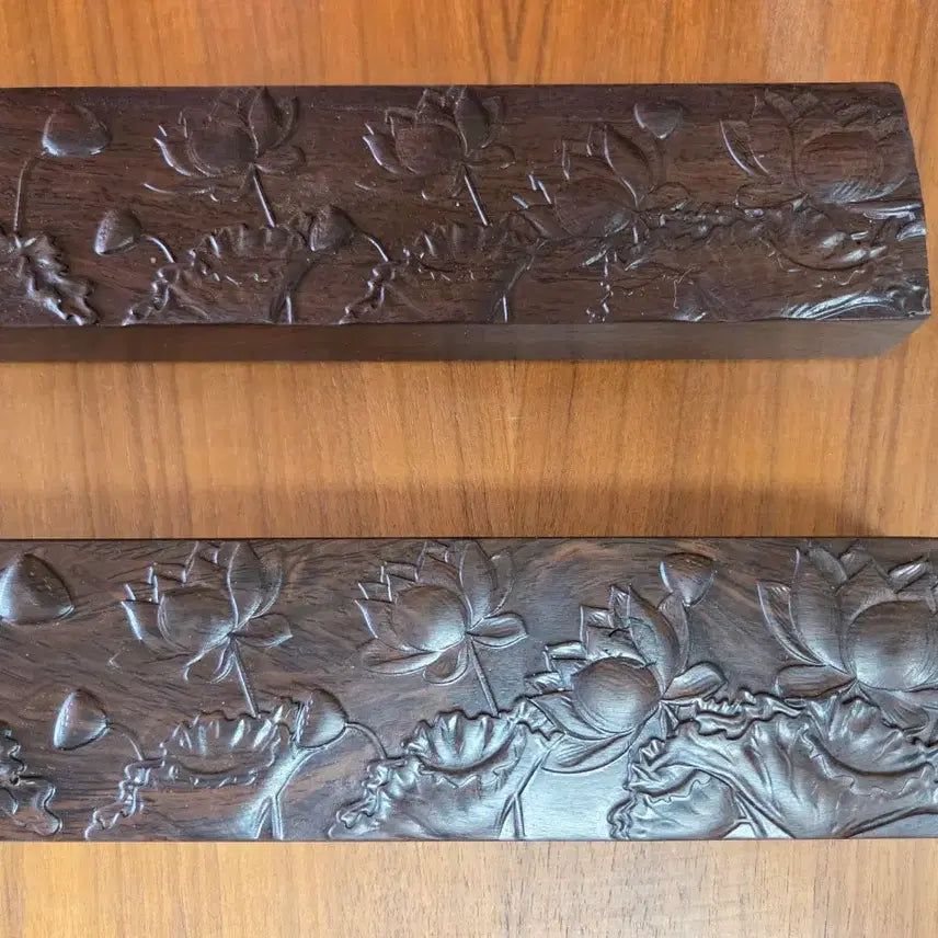 [SOLD OUT] 흑단목에 연꽃이 조각된 문진 한 쌍