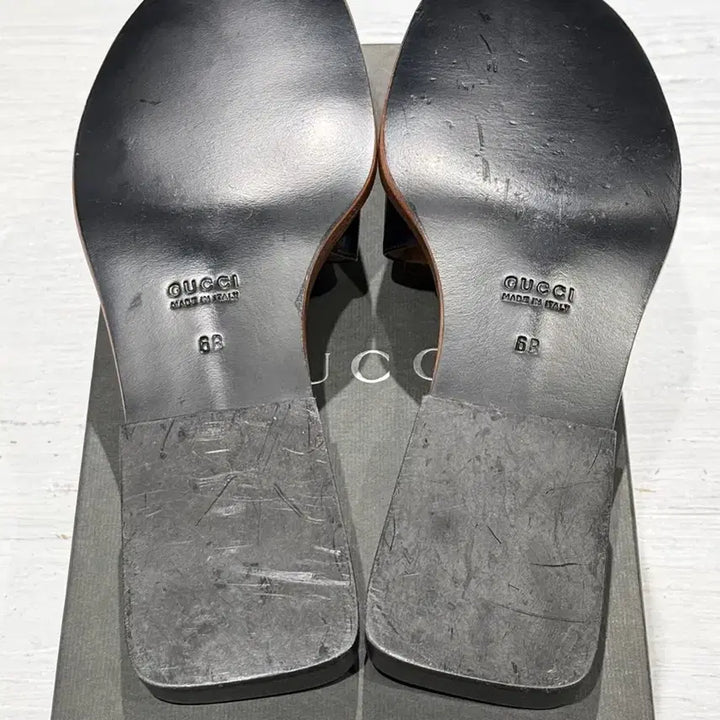 [BUNJANG] Gucci Metal Logo Leather Slide Sandals / 구찌 메탈 로고 레더 슬라이드 샌들