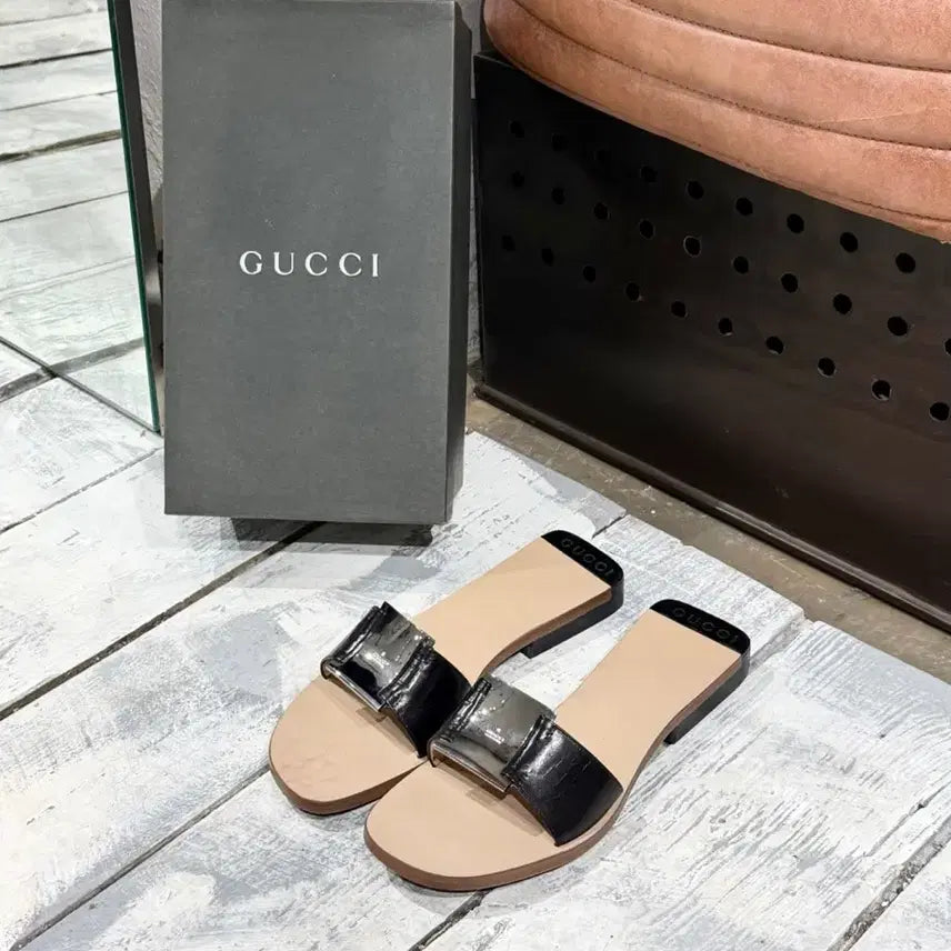 [BUNJANG] Gucci Metal Logo Leather Slide Sandals / 구찌 메탈 로고 레더 슬라이드 샌들