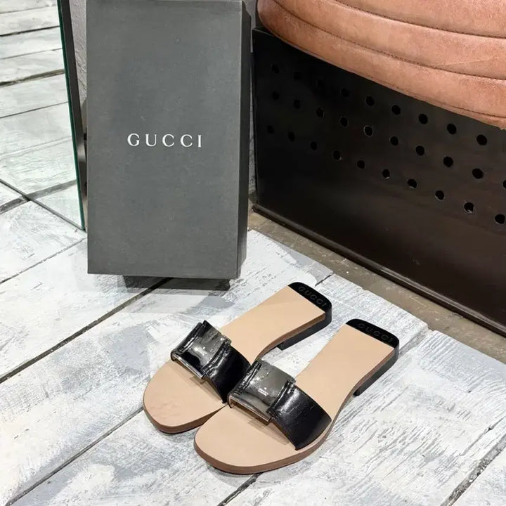 [BUNJANG] Gucci Metal Logo Leather Slide Sandals / 구찌 메탈 로고 레더 슬라이드 샌들