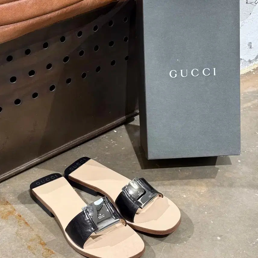 [BUNJANG] Gucci Metal Logo Leather Slide Sandals / 구찌 메탈 로고 레더 슬라이드 샌들
