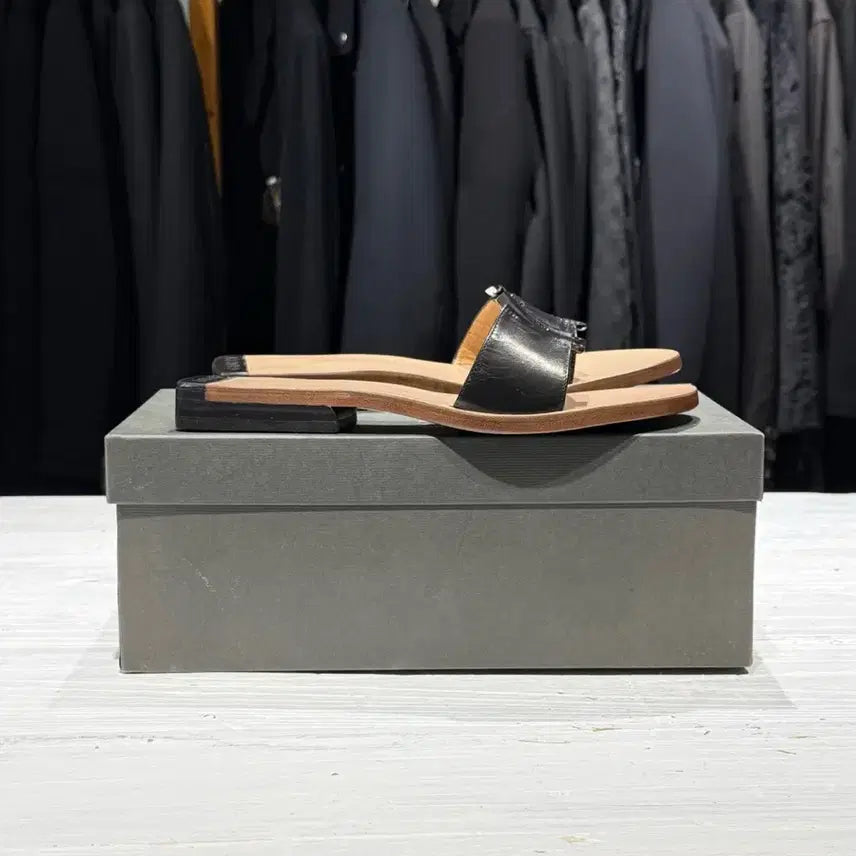 [BUNJANG] Gucci Metal Logo Leather Slide Sandals / 구찌 메탈 로고 레더 슬라이드 샌들