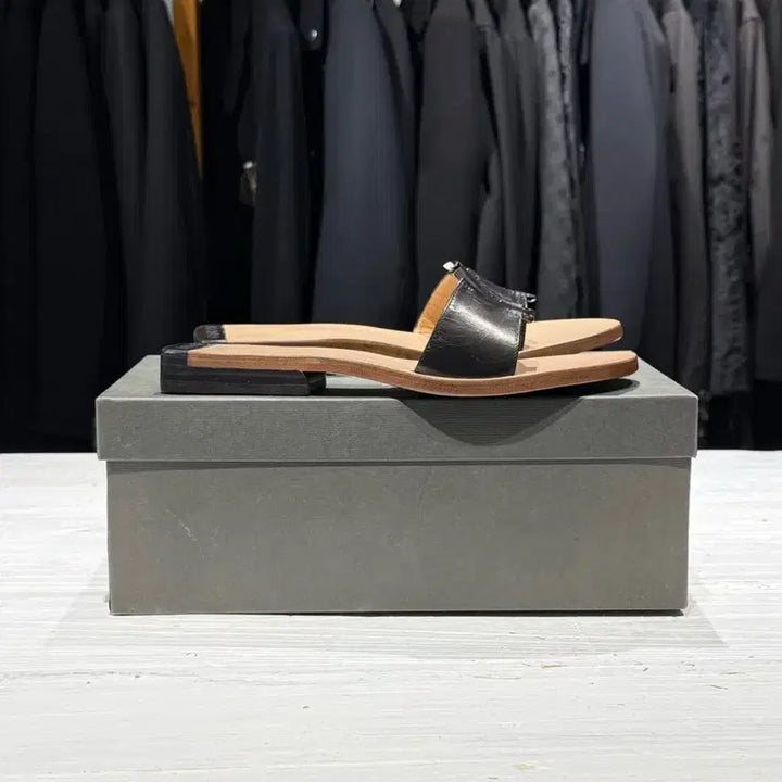 [BUNJANG] Gucci Metal Logo Leather Slide Sandals / 구찌 메탈 로고 레더 슬라이드 샌들