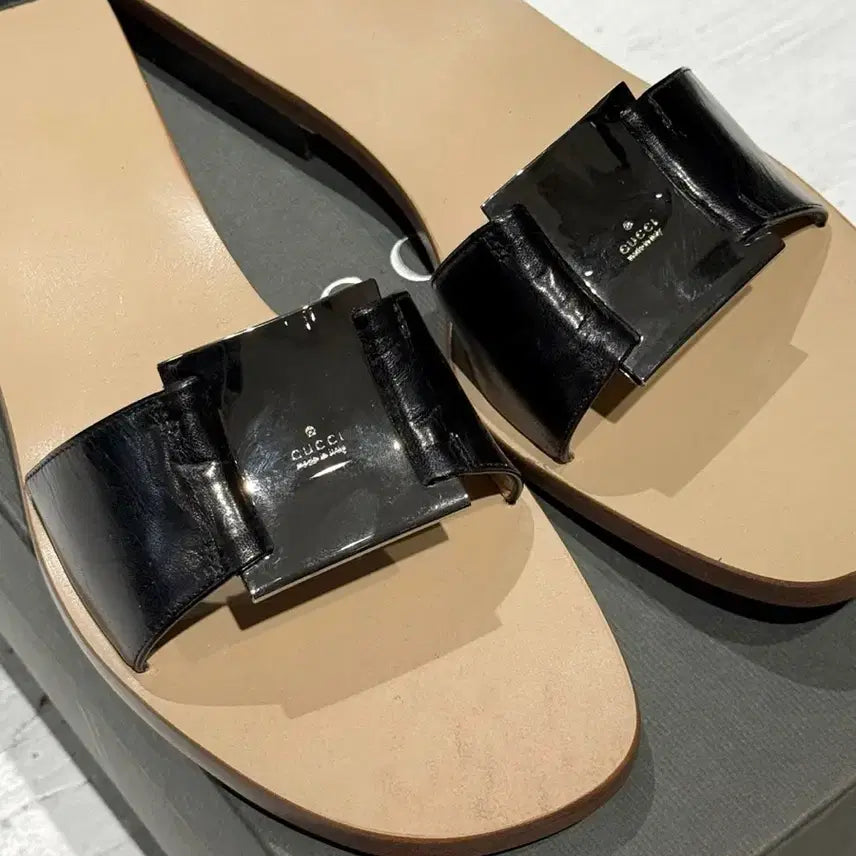 [BUNJANG] Gucci Metal Logo Leather Slide Sandals / 구찌 메탈 로고 레더 슬라이드 샌들
