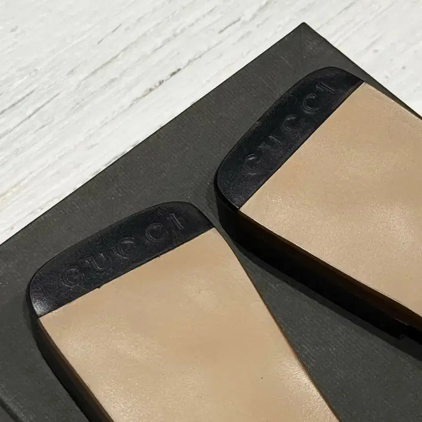 [BUNJANG] Gucci Metal Logo Leather Slide Sandals / 구찌 메탈 로고 레더 슬라이드 샌들