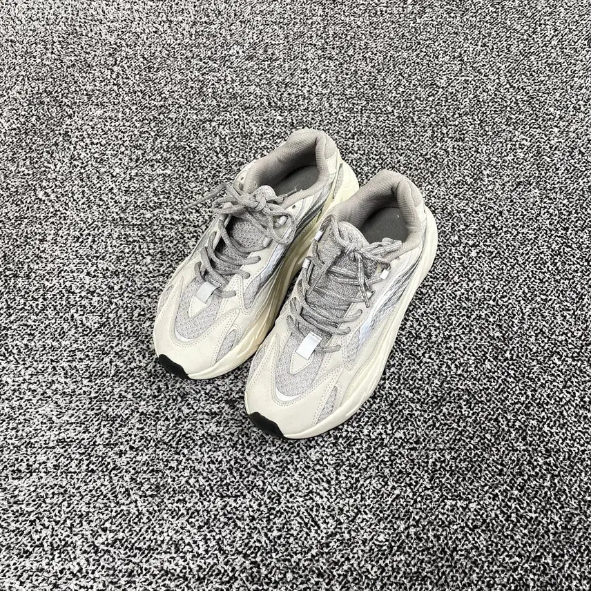 [SOLD OUT] 빈티지9. 아디다스 이지 부스트 700 V2 스태틱 운동화 러닝화