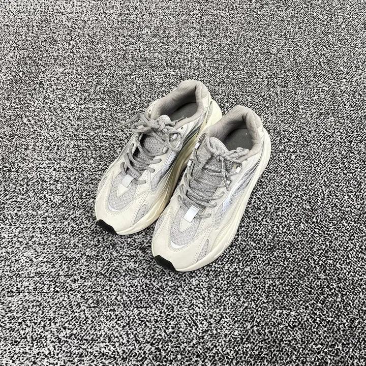 [SOLD OUT] 빈티지9. 아디다스 이지 부스트 700 V2 스태틱 운동화 러닝화