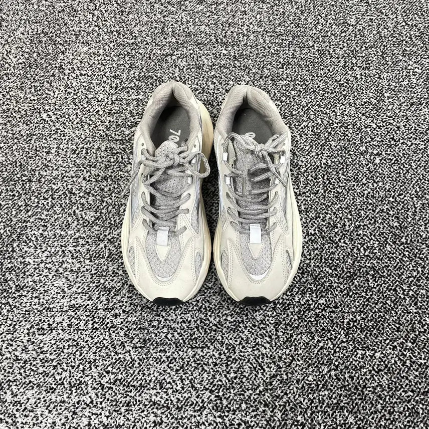 [SOLD OUT] 빈티지9. 아디다스 이지 부스트 700 V2 스태틱 운동화 러닝화