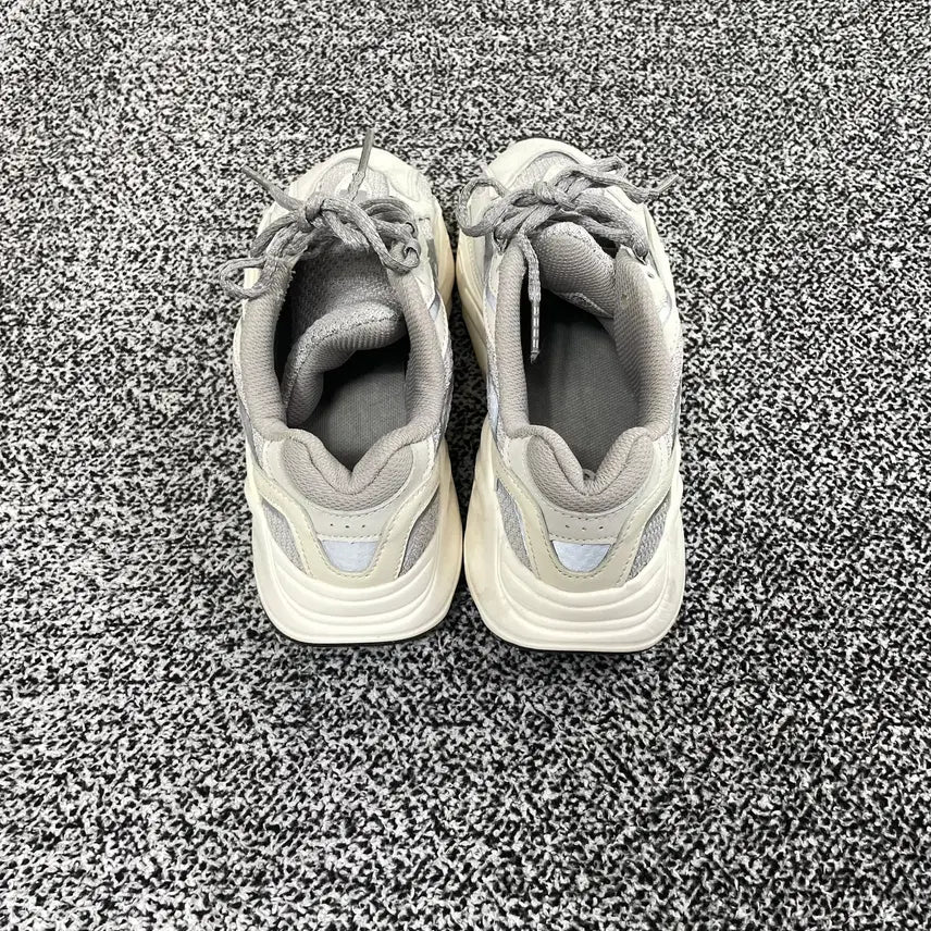 [SOLD OUT] 빈티지9. 아디다스 이지 부스트 700 V2 스태틱 운동화 러닝화