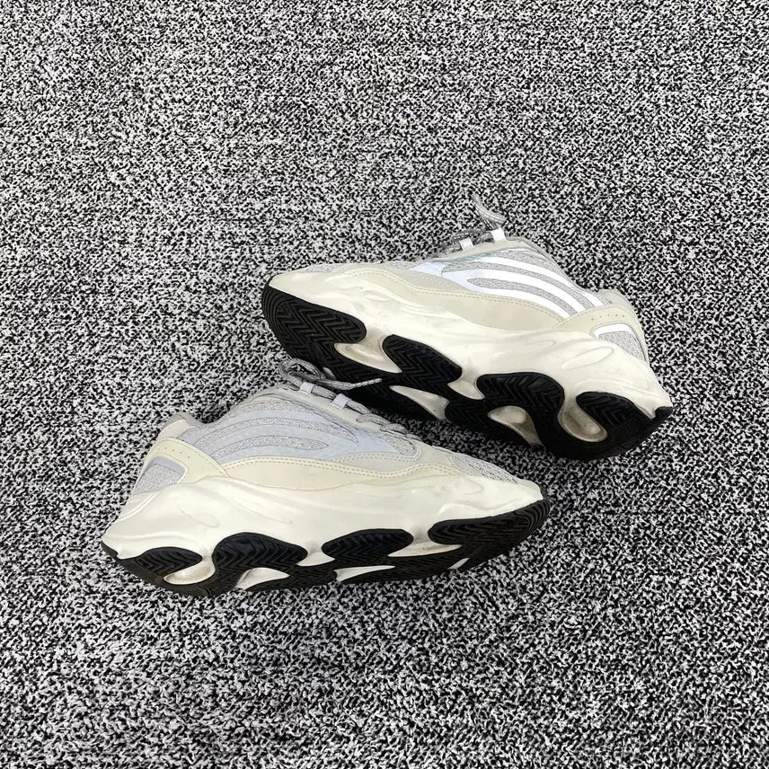 [SOLD OUT] 빈티지9. 아디다스 이지 부스트 700 V2 스태틱 운동화 러닝화