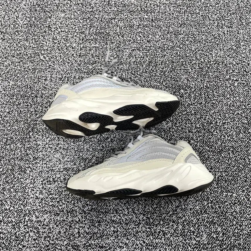 [SOLD OUT] 빈티지9. 아디다스 이지 부스트 700 V2 스태틱 운동화 러닝화
