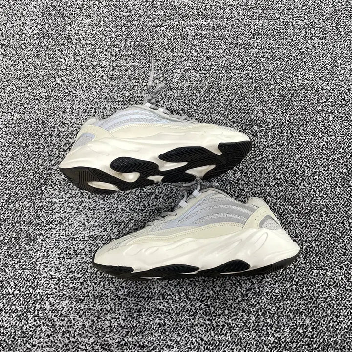 [SOLD OUT] 빈티지9. 아디다스 이지 부스트 700 V2 스태틱 운동화 러닝화