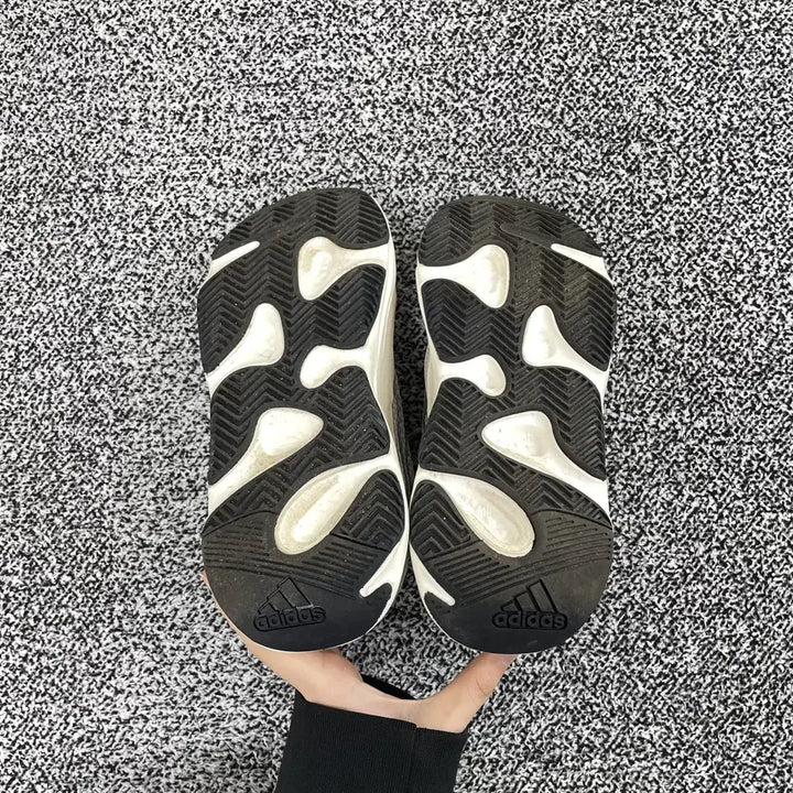 [SOLD OUT] 빈티지9. 아디다스 이지 부스트 700 V2 스태틱 운동화 러닝화