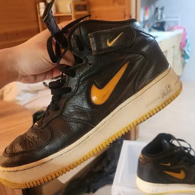 [BUNJANG] Nike Air Force 1 Mid 2002 Black/Yellow Jewel Sneakers / 올드 에어포스1 미드 2002년 검노 쥬얼