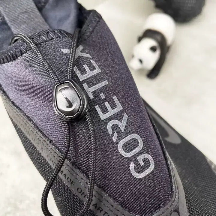 [SOLD OUT] 나이키 ACG 마운틴 플라이 고어텍스 블랙 앤 다크 그레이 265mm