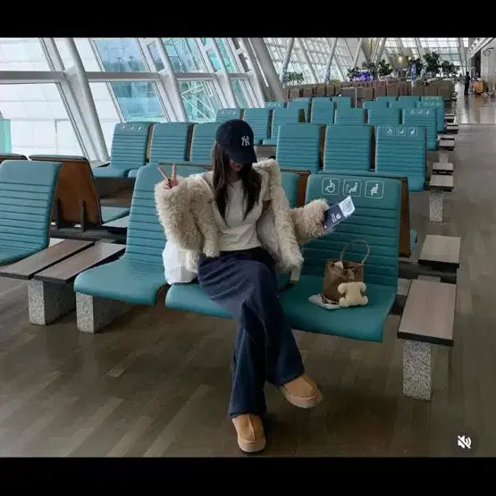 [BUNJANG] Lovemew Fluffy Fur Jacket Ivory / 러브미우 플러피 퍼 자켓 판매합니다!