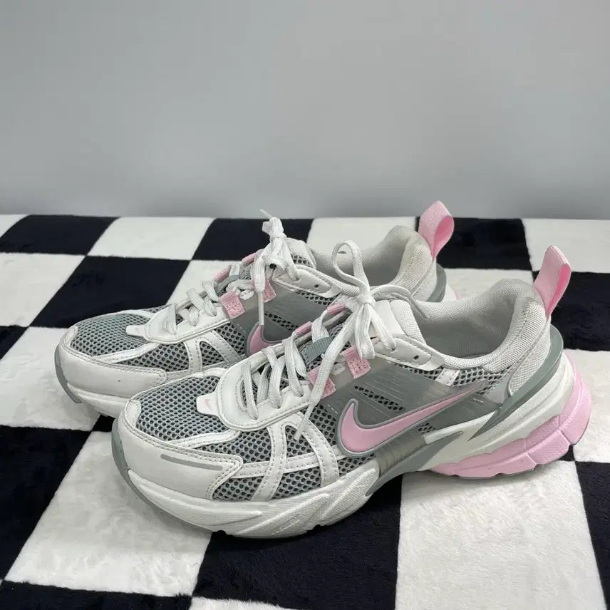 [BUNJANG] Nike V2K Run Light Pumice Pink Sneakers / 209) 나이키 V2K 런 라이트 퍼미스 핑크 240mm