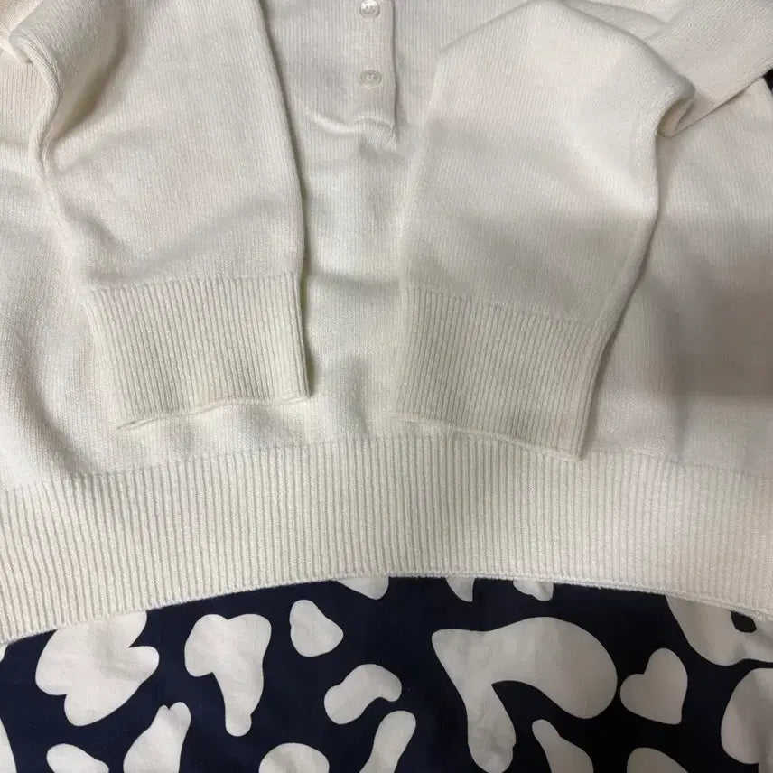 [BUNJANG] Low Classic Merino Cashmere Open Collar Sweater (Ivory) / 로우클래식 메리노 캐시미어 오픈카라 스웨터 (아이보리)