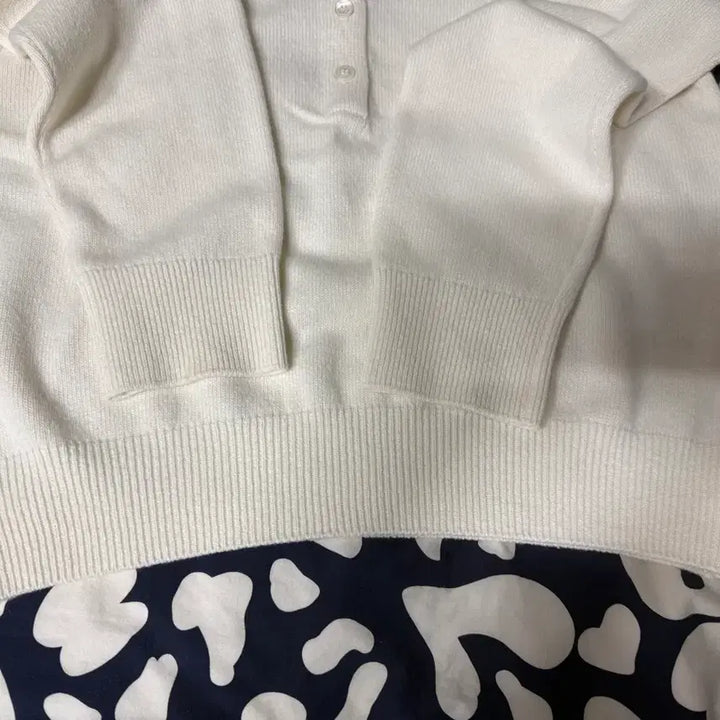 [BUNJANG] Low Classic Merino Cashmere Open Collar Sweater (Ivory) / 로우클래식 메리노 캐시미어 오픈카라 스웨터 (아이보리)
