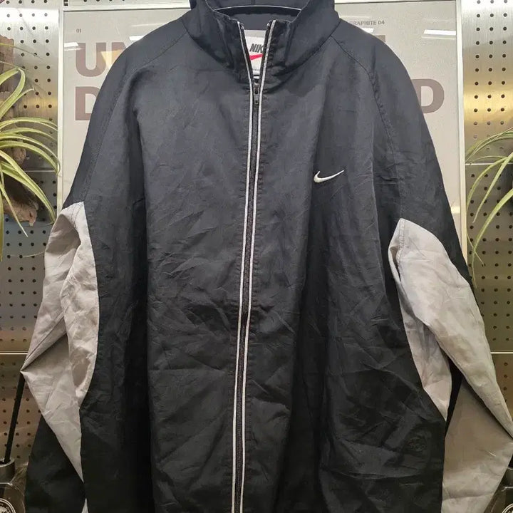 [BUNJANG] Nike Black/Grey Windbreaker Jacket / 나이키 블랙/회색 바람막이 자켓
