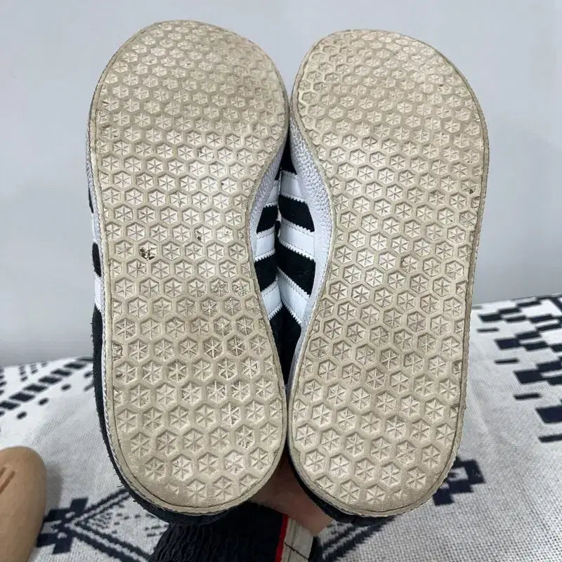 [BUNJANG] Adidas Gazelle Black Sneakers 235 / 아디다스 가젤 블랙 스니커즈 235 E02822