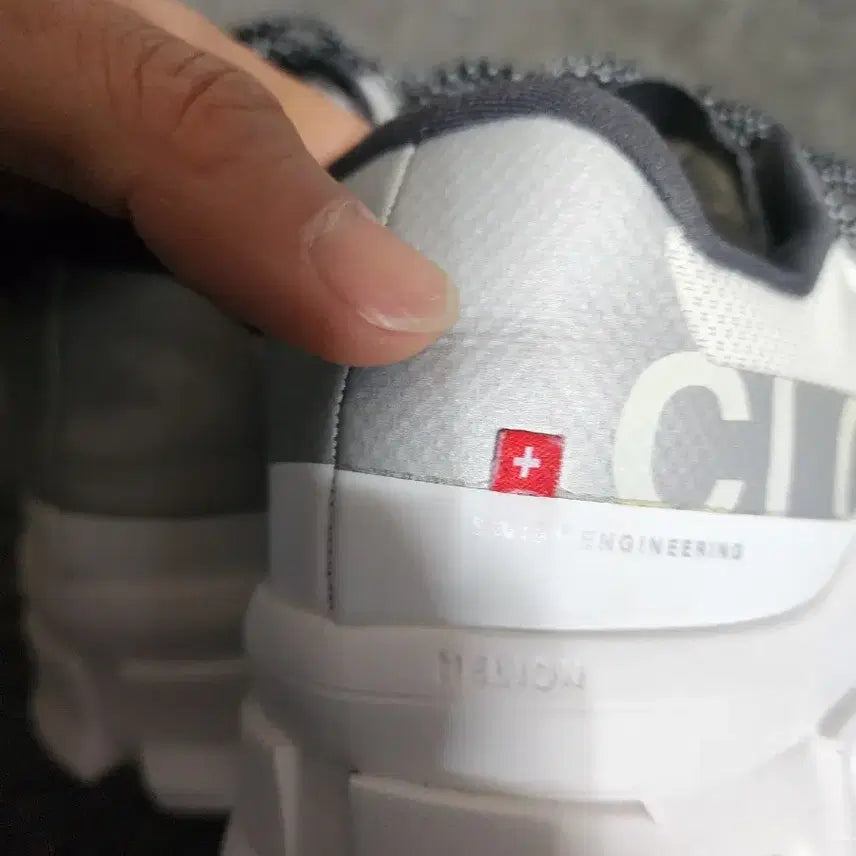 [BUNJANG] OnRunning Cloudmonster White Sneakers / 온러닝 클라우드 몬스터 화이트  280