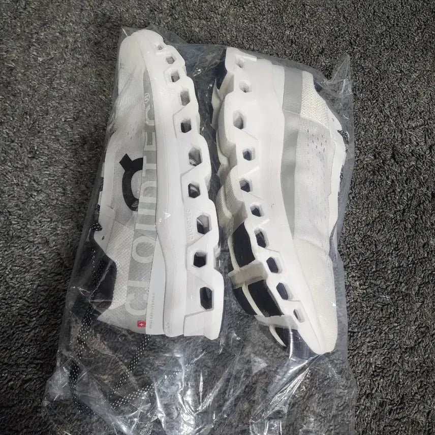 [BUNJANG] OnRunning Cloudmonster White Sneakers / 온러닝 클라우드 몬스터 화이트  280