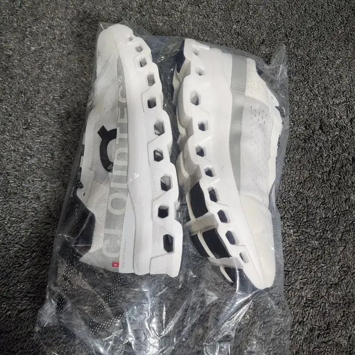 [BUNJANG] OnRunning Cloudmonster White Sneakers / 온러닝 클라우드 몬스터 화이트  280
