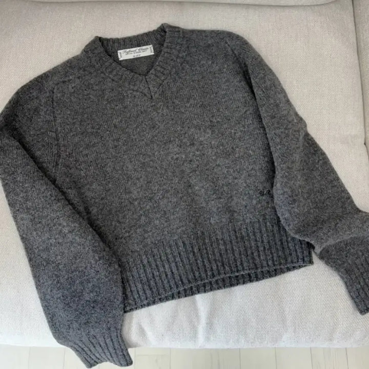 [SOLD OUT] 얼바닉30 Rigby V-neck knit 차콜