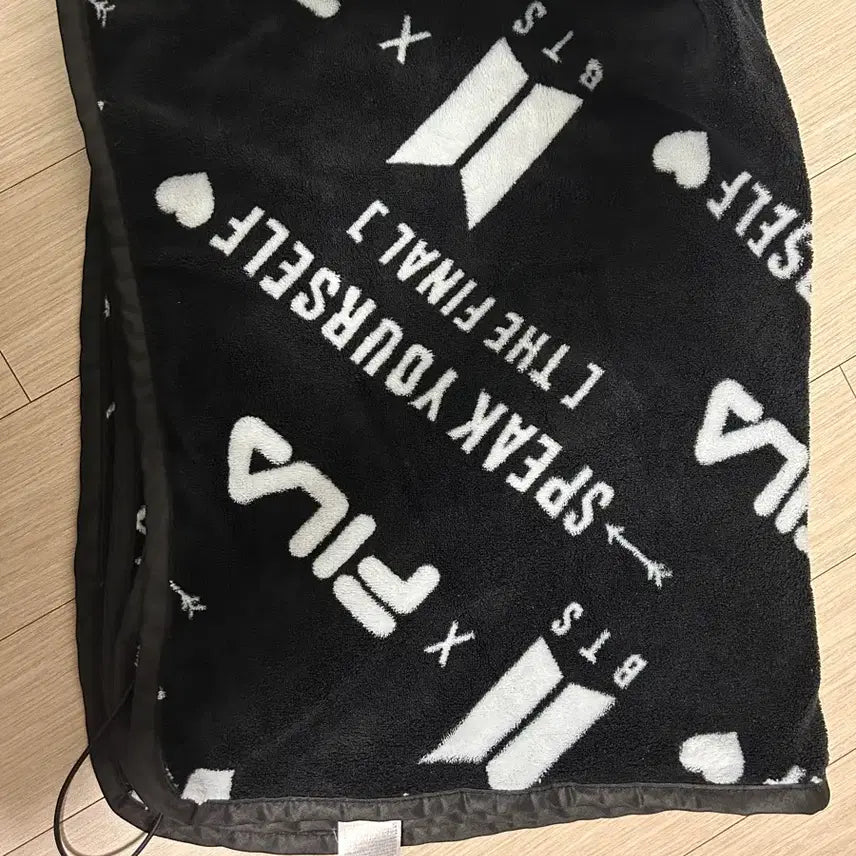 [SOLD OUT] 휠라 BTS 방탄 콜라보 담요(스픽콘)