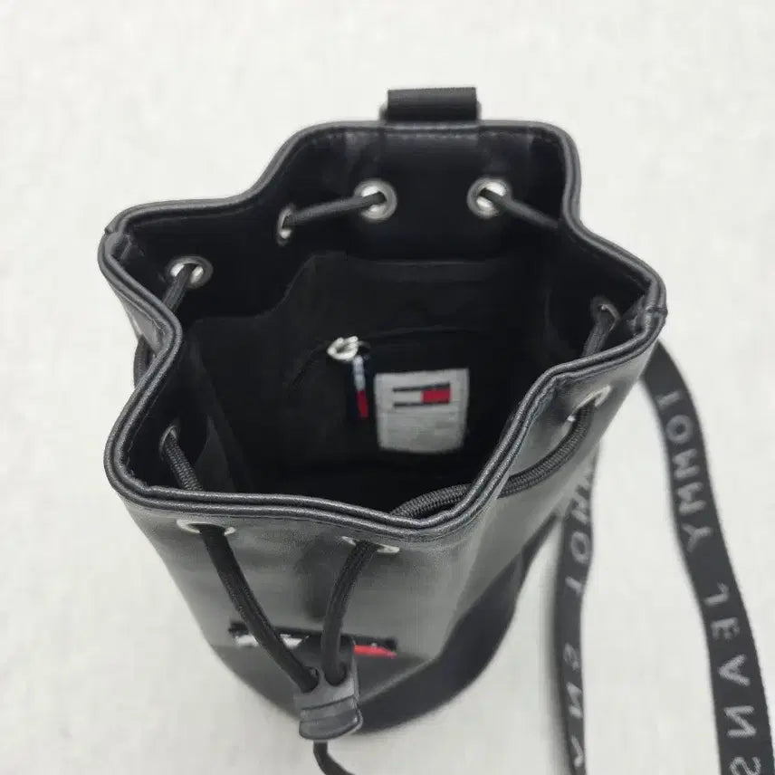 [BUNJANG] Tommy Hilfiger Sling Bag / 타미진스 슬링백 가방