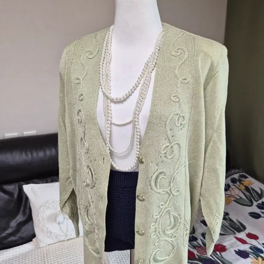 [BUNJANG] Embroidered Loose Fit Knit Jacket / 세련 자수디테일 루즈핏 니트자켓